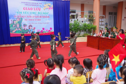 Hình ảnh Giao lưu "Em yêu chú bộ đội" nhân kỷ niệm nagyf thành lập Quân đội nhân dân Việt Nam 22/12/2024