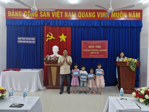 Hội thi “Tôi yêu Việt Nam” vẽ tranh với chủ đề “Bé với an toàn giao thông” năm học 2024-2025