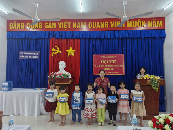 Hội thi “Tôi yêu Việt Nam” vẽ tranh với chủ đề “Bé với an toàn giao thông” năm học 2024-2025