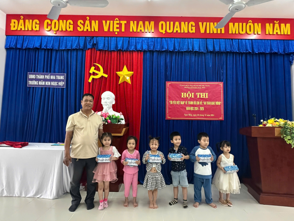 Hội thi “Tôi yêu Việt Nam” vẽ tranh với chủ đề “Bé với an toàn giao thông” năm học 2024-2025