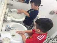 Bé rửa tay