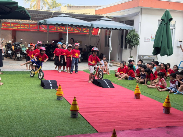 HOẠT ĐỘNG NGOẠI KHÓA CHƯƠNG TRÌNH “TÔI YÊU VIỆT NAM”  CHỦ ĐỀ: “BÉ VỚI AN TOÀN GIAO THÔNG”
