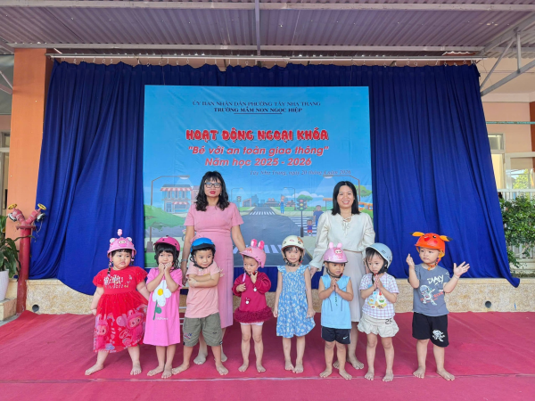 HOẠT ĐỘNG NGOẠI KHÓA CHƯƠNG TRÌNH “TÔI YÊU VIỆT NAM”  CHỦ ĐỀ: “BÉ VỚI AN TOÀN GIAO THÔNG”