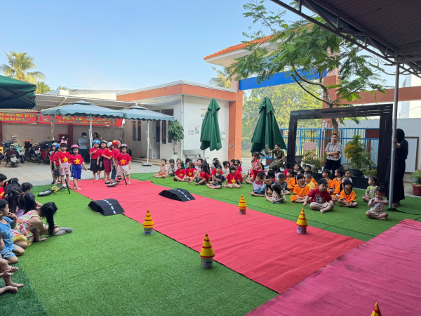 HOẠT ĐỘNG NGOẠI KHÓA CHƯƠNG TRÌNH “TÔI YÊU VIỆT NAM”  CHỦ ĐỀ: “BÉ VỚI AN TOÀN GIAO THÔNG”