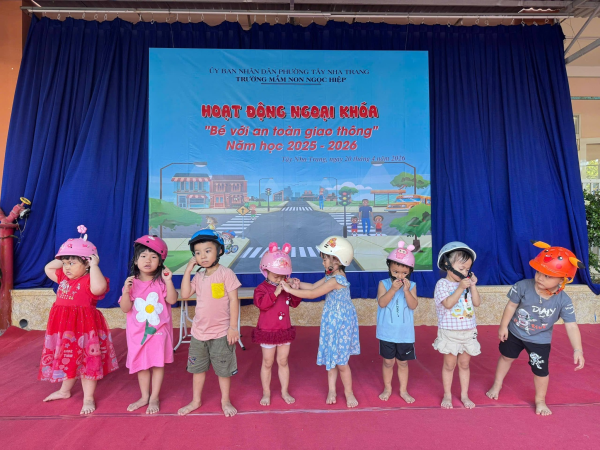 HOẠT ĐỘNG NGOẠI KHÓA CHƯƠNG TRÌNH “TÔI YÊU VIỆT NAM”  CHỦ ĐỀ: “BÉ VỚI AN TOÀN GIAO THÔNG”