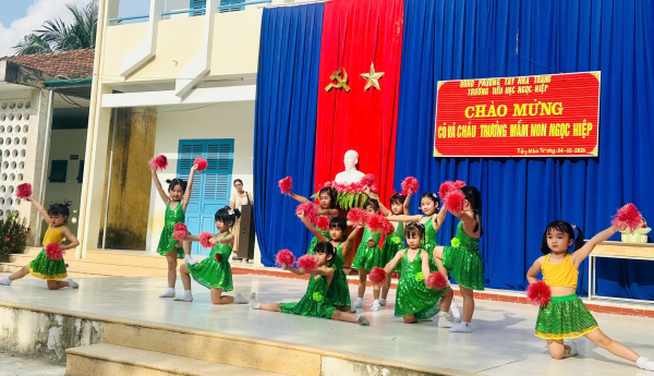 TRƯỜNG MẦM NON NGỌC HIỆP TỔ CHỨC CHO TRẺ MG 5-6 TUỔI THAM QUAN, GIAO LƯU TRƯỜNG TIỂU HỌC NGỌC HIỆP 